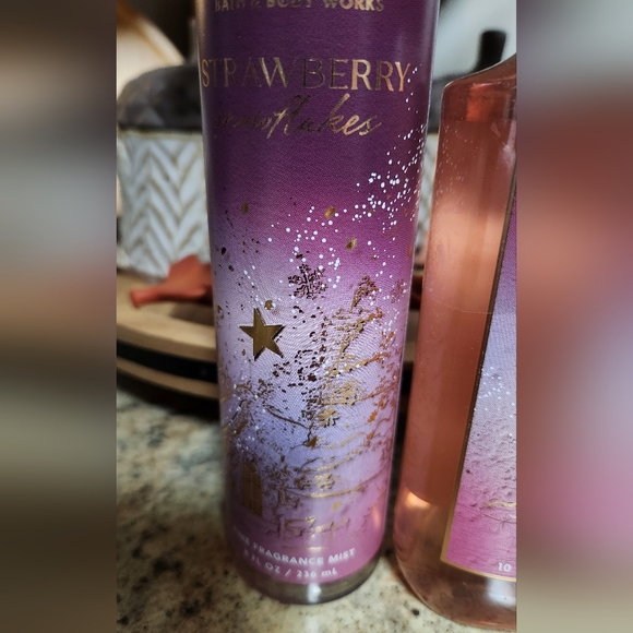 NWT Bath and Body Works "Strawberry Snowflakes" Body Set - Picture 3 of 4